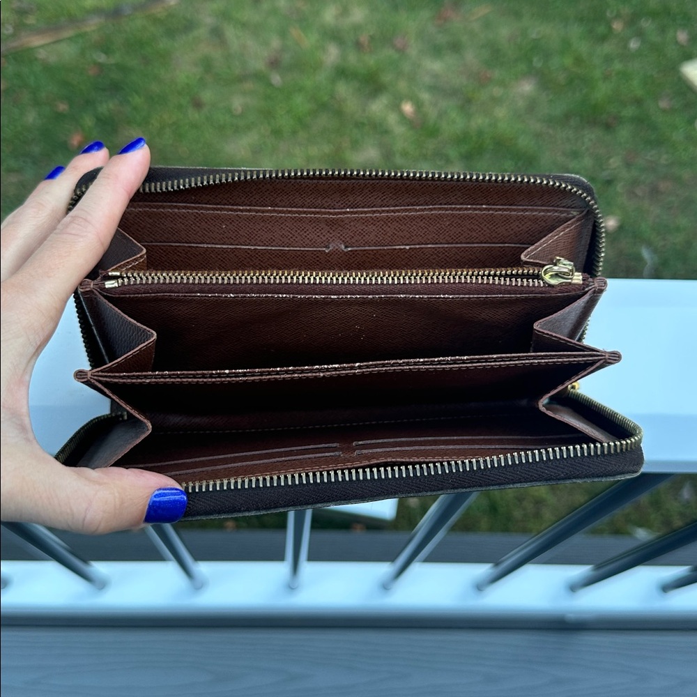 Louis Vuitton Monogram Zippy Wallet - Picture 15 of 16